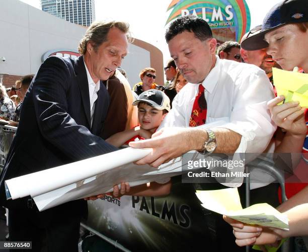 Actor William Fichtner signs autographs as he arrives at the 2009 NHL Awards at the Palms Casino Resort on June 18, 2009 in Las Vegas, Nevada.