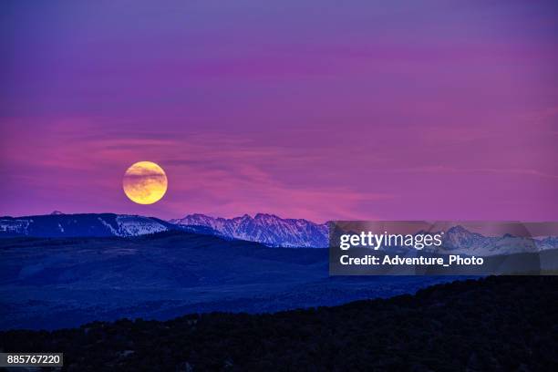 mondaufgang und szenische berge bei sonnenuntergang eagle colorado - pink moon stock-fotos und bilder