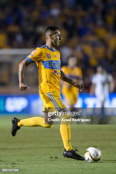 Ismael Sosa of Tigres drives the ball during the semifinal second leg match between Tigres UANL and America as part of the Torneo Apertura 2017 Liga...