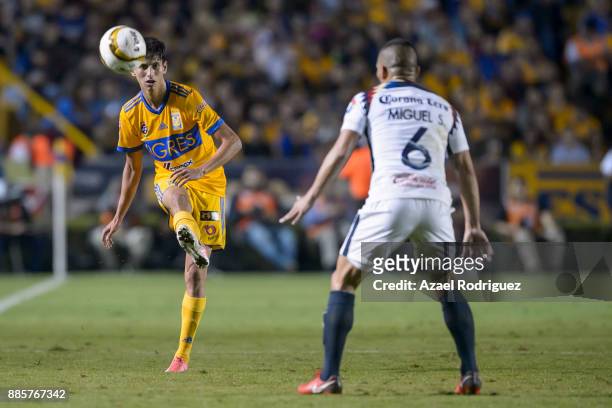 Jurgen Damm of Tigres kicks the ball over Miguel Samudio of America during the semifinal second leg match between Tigres UANL and America as part of...