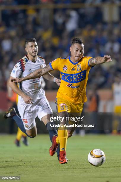 Eduardo Vargas of Tigres drives the ball during the semifinal second leg match between Tigres UANL and America as part of the Torneo Apertura 2017...