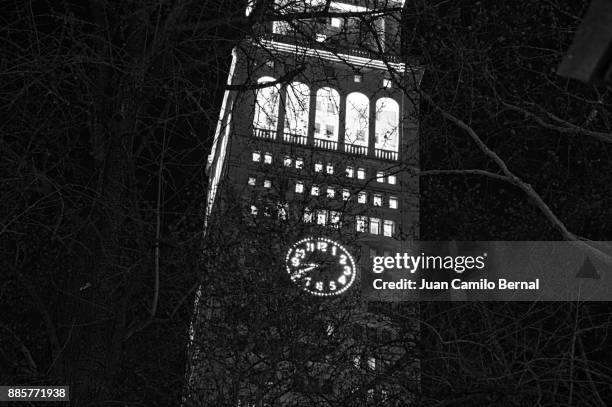 night view of the met life tower, a landmark skyscraper in manhattan, new york city. - metropolitan life insurance company tower stockfoto's en -beelden