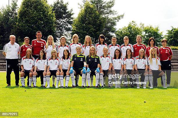 Head coach Ralf Peter, assistant coach Verena Hagedorn, goal keeper coach Michael Muhr, Annika Doppler, Laura Vetterlein, Johanna Elsig, Carolin...