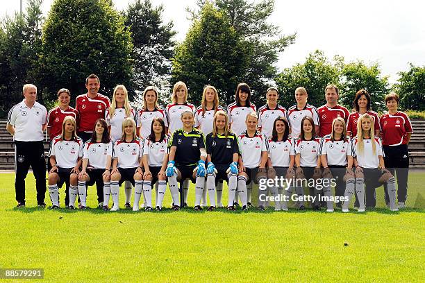 Head coach Ralf Peter, assistant coach Verena Hagedorn, goal keeper coach Michael Muhr, Annika Doppler, Laura Vetterlein, Johanna Elsig, Carolin...