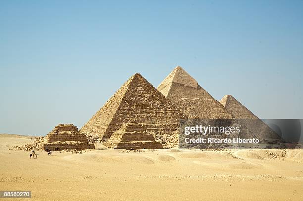 all gizah pyramids - piramide van chefren stockfoto's en -beelden