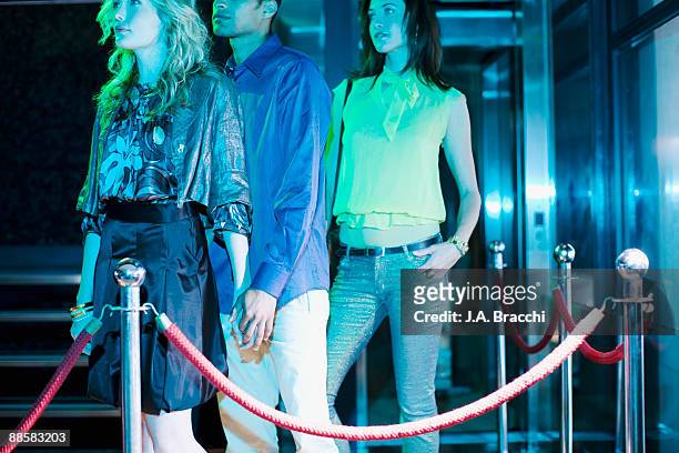 people waiting to get into nightclub - roped off 個照片及圖片檔