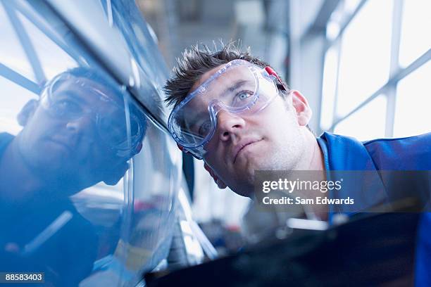 technician inspecting car - protective eyewear 個照片及圖片檔