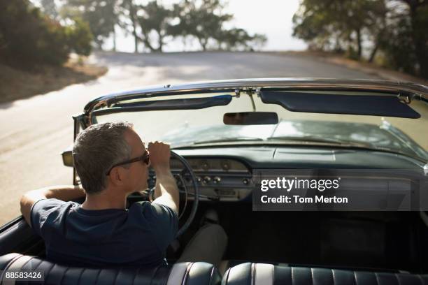 homme au volant d'une voiture décapotable - voiture de collection photos et images de collection