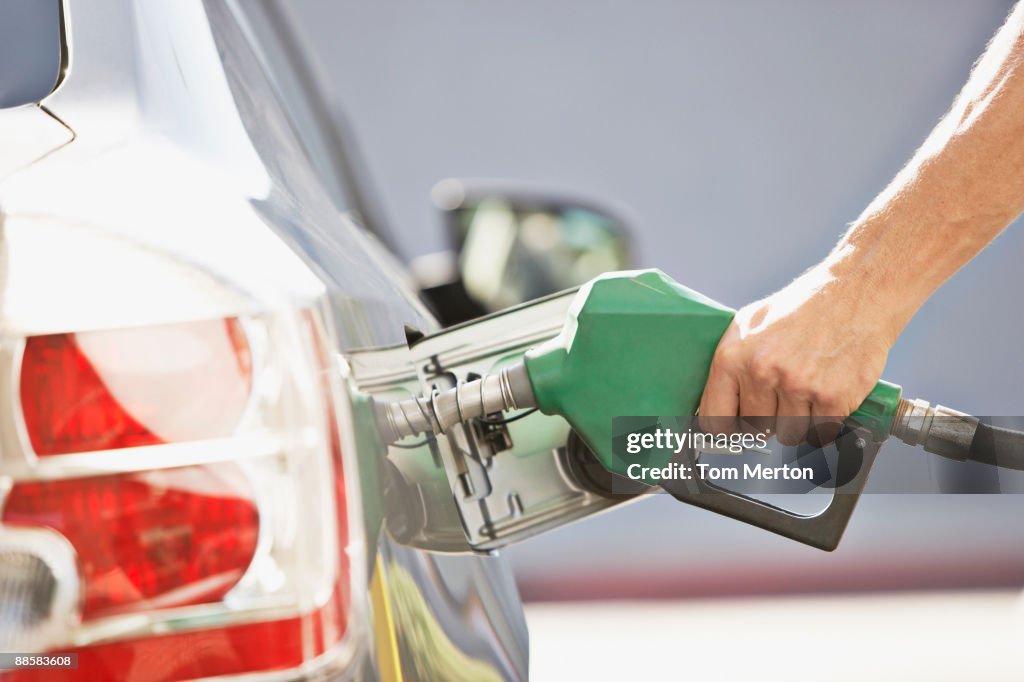 Hombre echando gasolina