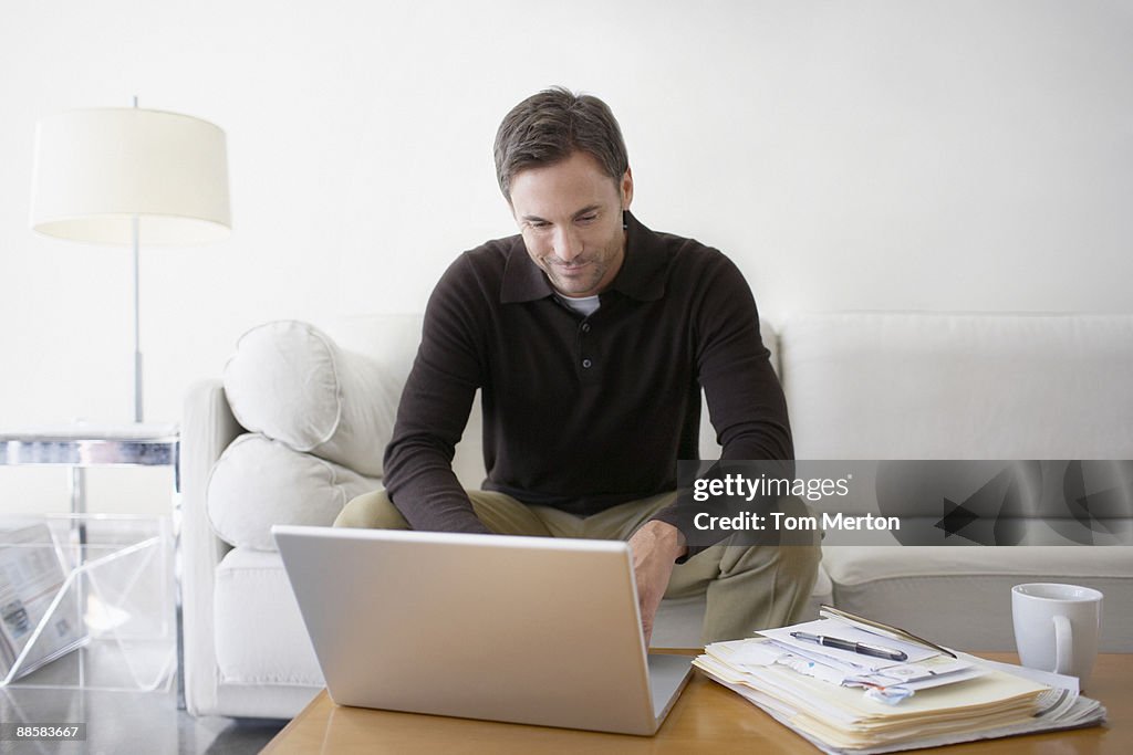 Homme travaillant de la maison