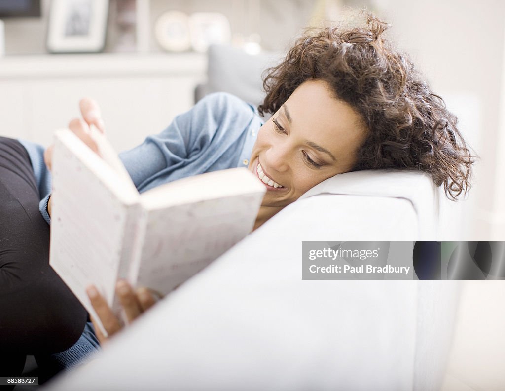 Mujer leyendo libro en su hogar