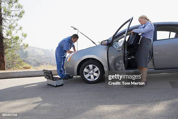 mulher de negócios à espera de um mecânico para corrigir aluguer - assistência na estrada imagens e fotografias de stock