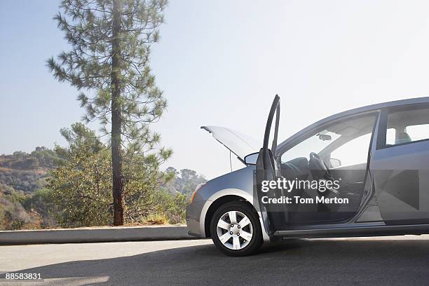 coche roto en el lado de la calle - borde de la carretera fotografías e imágenes de stock