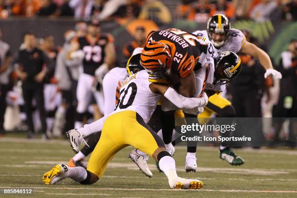 Pittsburgh Steelers inside linebacker Ryan Shazier goes to tackle Cincinnati Bengals running back Giovani Bernard during the game against the...