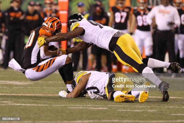 Pittsburgh Steelers inside linebacker Ryan Shazier injures his back during the game against the Pittsburgh Steelers and the Cincinnati Bengals on...