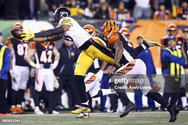 Xavier Grimble of the Pittsburgh Steelers reaches for a pass against the Cincinnati Bengals during the second half at Paul Brown Stadium on December...