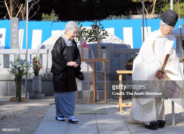 Empress Michiko prays at an altar at Toshimagaoka Cemetery to pay tribute to late Prince Mikasa on December 5, 2017 in Tokyo, Japan.