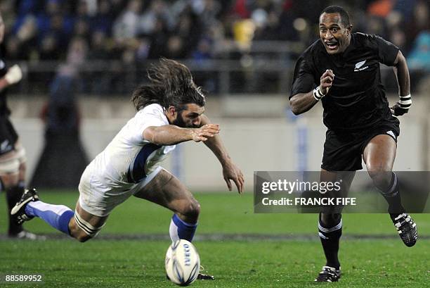 New Zealand's winger Josevata Rokocoko vies with France's lock Sebastien Chabal during their rugby union Test match on June 20, 2009 at Westpack...