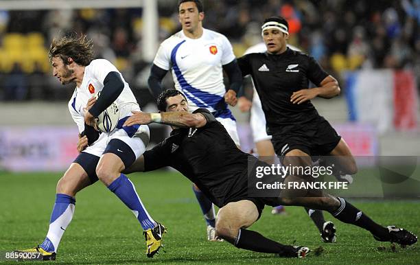 New Zealand's fly-half Stephen Donald tackles France's fullback Maxime Medard during their rugby union Test match on June 20, 2009 at Westpack...