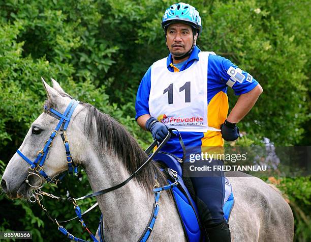 Le roi de Malaisie participe a une competition equestre en Bretagne"- Malaysian King Mizan Zainal Abidin rides a horse during a 132 km endurance...
