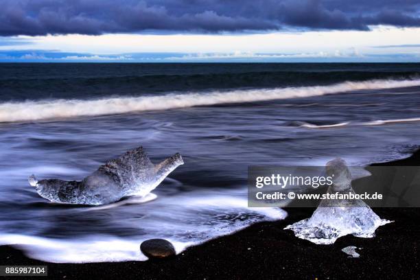 jökulsárlón - ice beach iceland, also known as diamond beach - langzeitbelichtung stock pictures, royalty-free photos & images