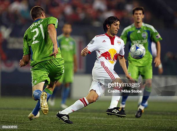 Albert Celades of the New York Red Bulls plays the ball against the Seattle Sounders FC at Giants Stadium in the Meadowlands on June 20, 2009 in East...