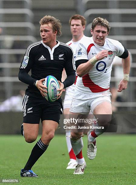 Robbie Robinson of New Zealand runs with the ball during the IRB Junior World Championship Japan 2009 Final between England and New Zealand at Prince...