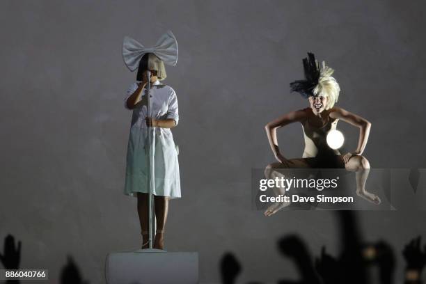 388 Maddie Ziegler Sia Photos & High Res Pictures - Getty Images