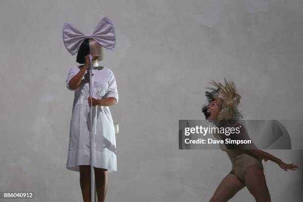 Sia Singer Photos and Premium High Res Pictures - Getty Images