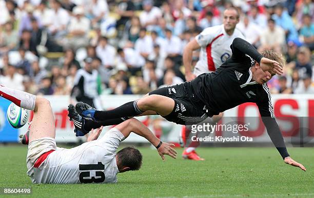 Robbie Robinson of New Zealand is tackled by Henry Trinder of England during the IRB Junior World Championship Japan 2009 Final match between England...