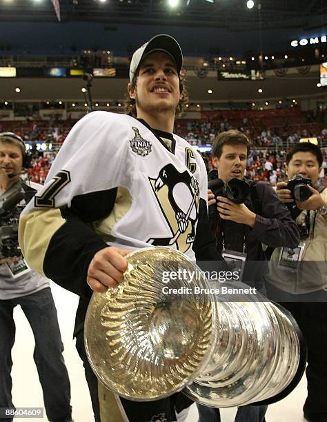 Sidney Crosby Stanley Cup 2009 Photos And Premium High Res Pictures sidney-crosby-stanley-cup-2009-photos-and-premium-high-res-pictures