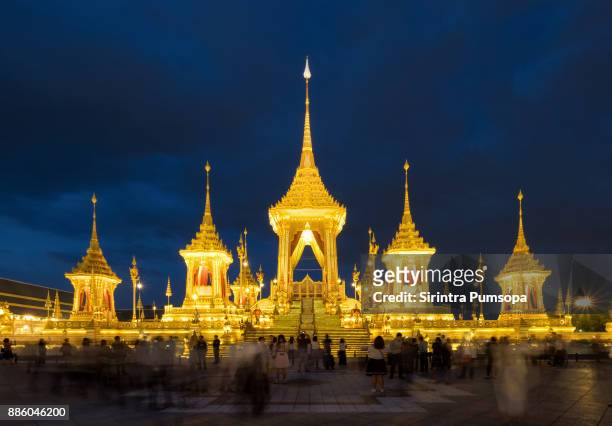 the royal crematorium for the king bhumibol adulyadej at twilight times in the public square sanam luang, bangkok, thailand - good; times bad times fotografías e imágenes de stock