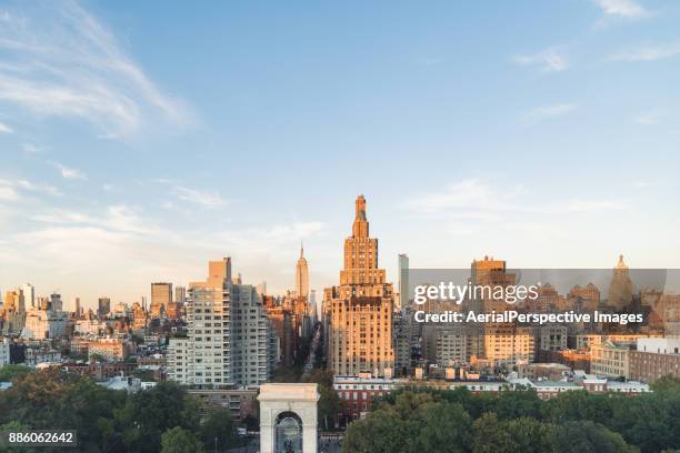 manhattan urban skyline at sunset - parque washington square - fotografias e filmes do acervo