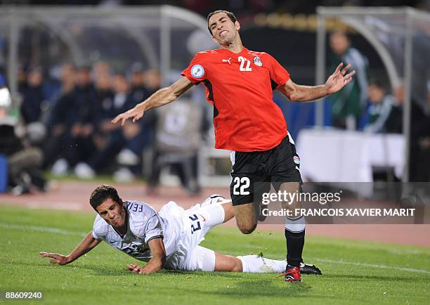 Egytpian forward Mohamed Aboutrika fights for the ball with US midfielder Benny Feilhaber during the Fifa Confederations Cup football match Egypt vs...