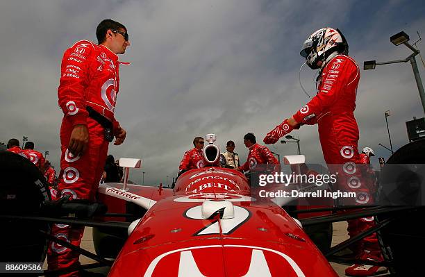 Scott Dixon prepares to climb aboard the Target Chip Ganassi Racing Dallara Honda before the start of the IRL Indycar Series Iowa Corn Indy 250 on...