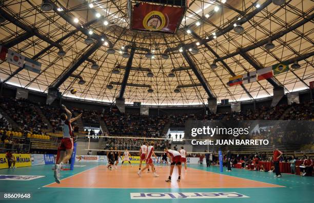 Poland's Bartosz Kurek serves against Venezuela during their Volleyball World League game in La Guaira, Caracas on June 21, 2009. AFP PHOTO/Juan...