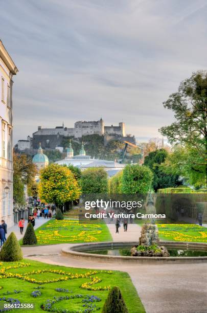 mirabell gardens, view to hohensalzburg, salzburg, austria - fortress festival 2017 stockfoto's en -beelden