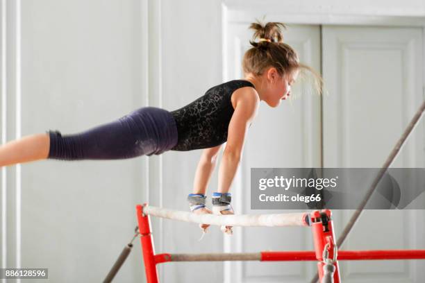 mädchen teenager beim sport - reck stock-fotos und bilder