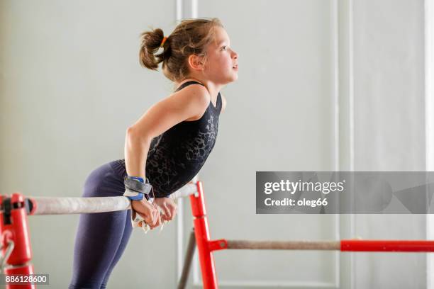 mädchen teenager beim sport - kids gymnastics stock-fotos und bilder