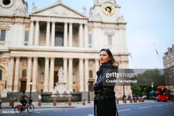 junge frau zu fuß an einem sonnigen tag in london, in der nähe von st. pauls cathedral - the city stock-fotos und bilder