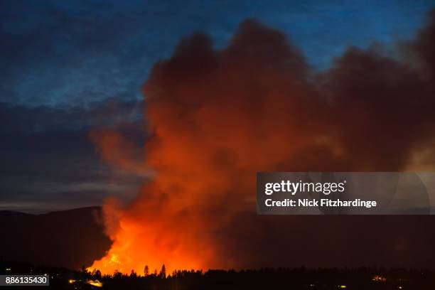 a wildfire smoke plume in lake country, british columbia, canada - okanagan valley stock-fotos und bilder