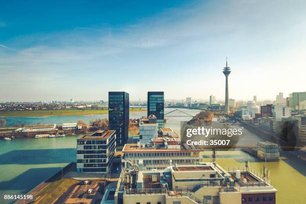 paysage de duesseldorf, allemagne - düsseldorf photos et images de collection