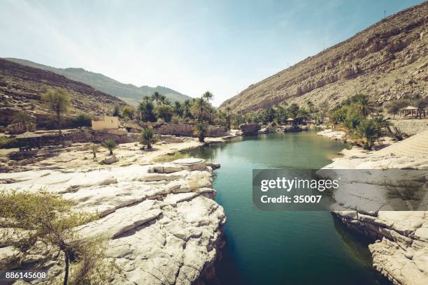 wadi bani khalid, ash sharqiyah region, oman - flussbett stock-fotos und bilder