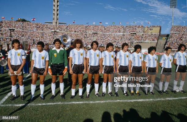 The Argentina team line up before the Argentina v Brazil Copa De Oro match played in Montevideo, Uruguay during January 1981. Group left to right,...