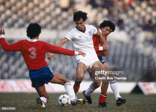 England striker Mark Hateley is tackled by Chile's Eduardo Gomez and Hector Puebla during the International friendly in Santiago, 17th June 1984. The...