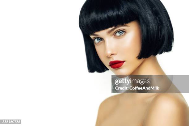 hermosa mujer con pelo corto negro - short hair fotografías e imágenes de stock