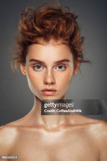 rood harige vrouw met glanzend en krullend haarstijl - female model stockfoto's en -beelden