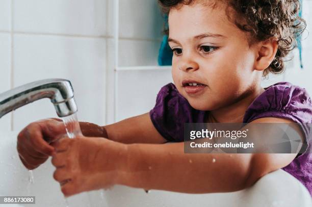 kinder (3-4) waschen hände - onebluelight stock-fotos und bilder