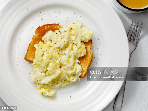 licht, pluizig en boterachtige roerei op toast - geroosterd brood stockfoto's en -beelden