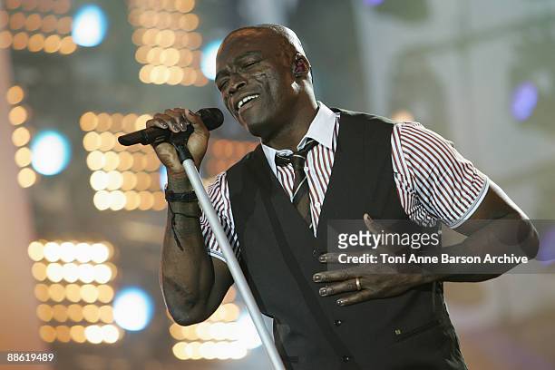 Seal performs at the France 2 Live Show " Fete de la Musique" in the Bagatelle Gardens on June 21 in Paris, France.